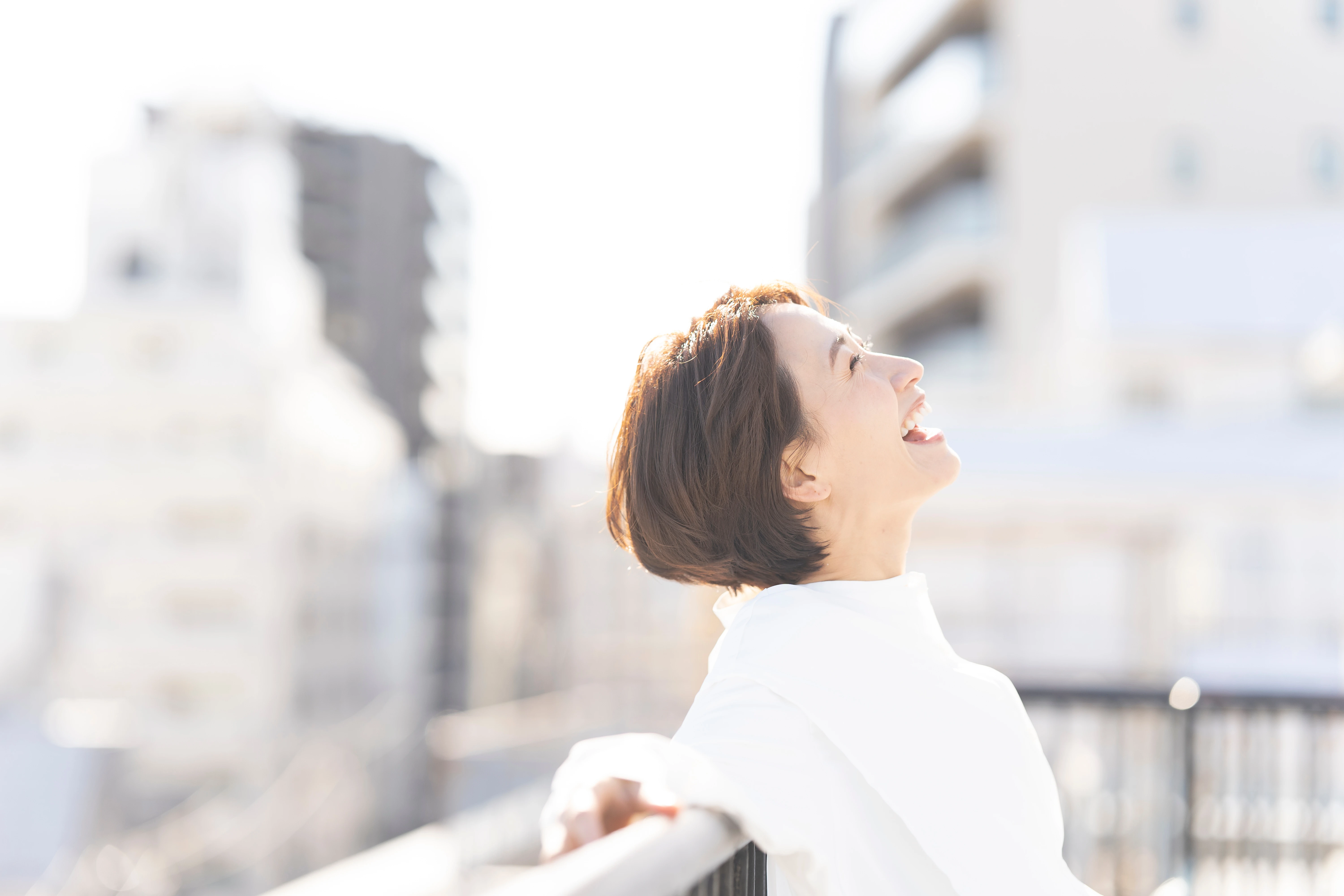 爽やかな笑顔で伸びをする女性
